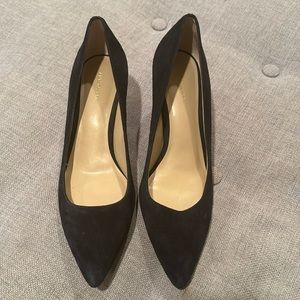 Ann Taylor black Suede Pump in women's size 8